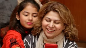 کیا خوشی کو تلاش کرنے اور اچھا سوچنے سے واقعی خوشی مل سکتی ہے؟